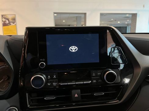 Used 2025 Toyota Highlander LE FWD image 20