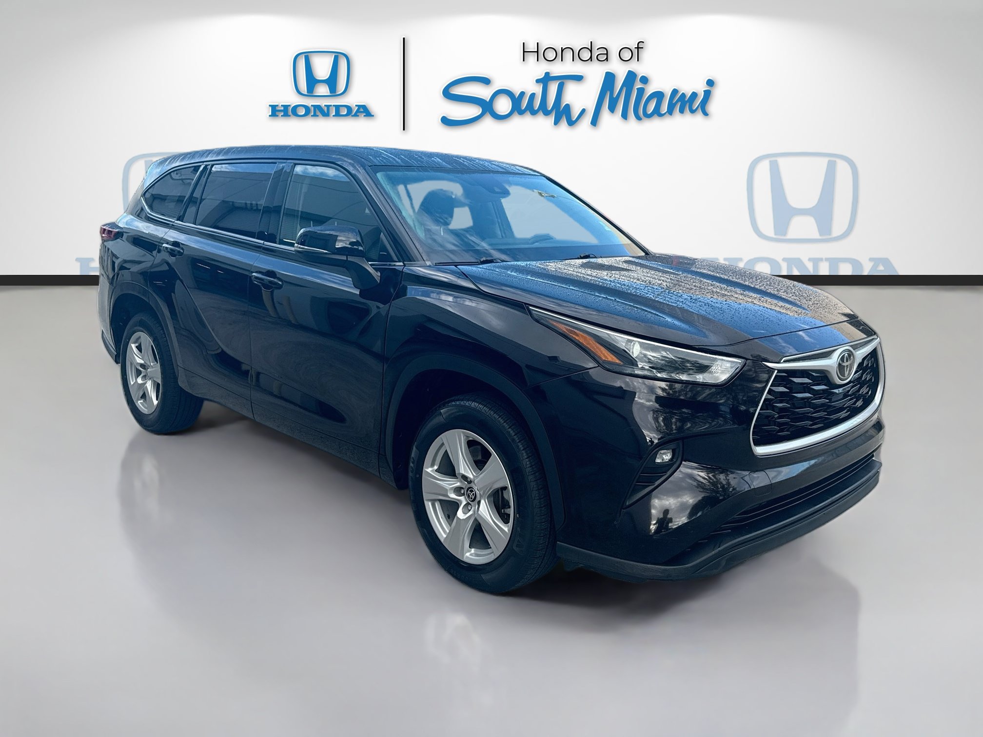 Used 2022 Toyota Highlander LE FWD image 1