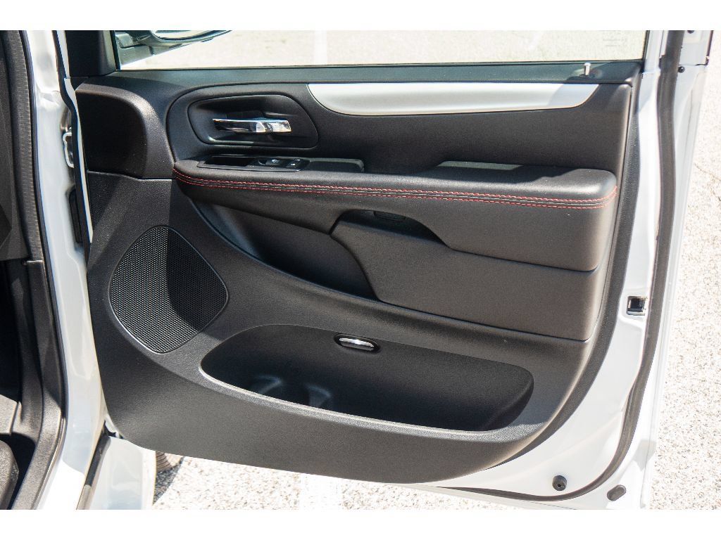 Used 2015 Dodge Grand Caravan R/T w/ Safety Sphere Group FWD image 17