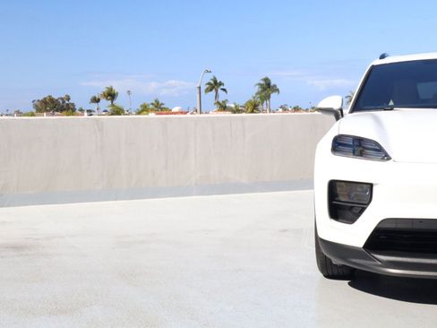 Certified 2025 Porsche Macan Electric RWD image 12