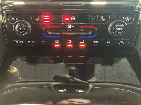 Used 2023 Jeep Grand Cherokee Laredo w/ Luxury Tech Group I image 17