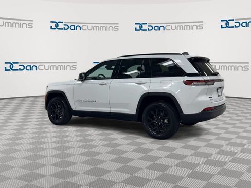 Used 2025 Jeep Grand Cherokee Altitude AWD/4WD image 6