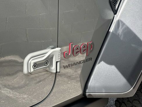 Used 2022 Jeep Wrangler Rubicon AWD/4WD image 11