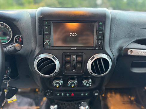 Used 2015 Jeep Wrangler Unlimited Sahara w/ Dual Top Group AWD/4WD image 18