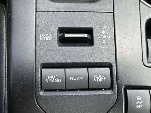 Certified 2020 Toyota Highlander XLE AWD/4WD image 30