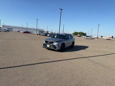 Used 2025 Toyota Highlander XSE AWD/4WD image 16