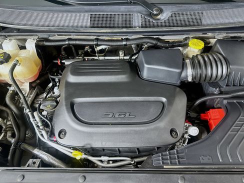 Used 2022 Chrysler Pacifica Touring-L w/ Uconnect Theater Family Group image 33