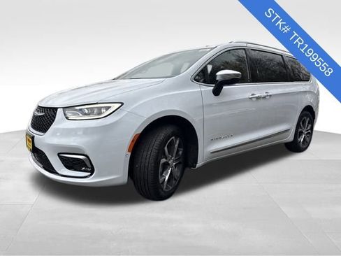 New 2026 Chrysler Pacifica Pinnacle image 3