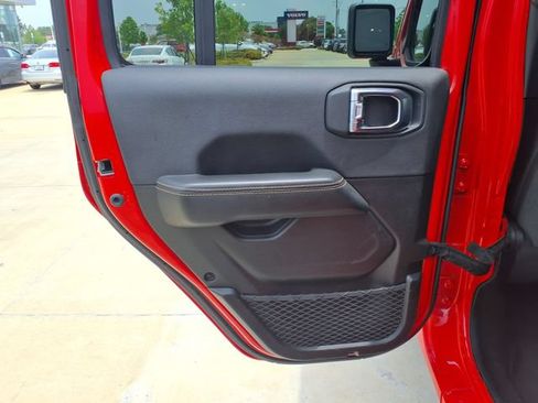 Used 2025 Jeep Wrangler Unlimited Sahara AWD/4WD image 17