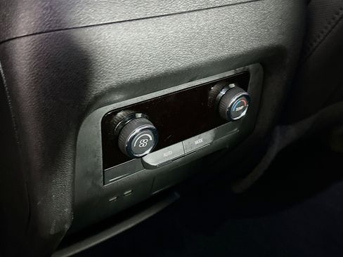 Used 2025 Chevrolet Traverse LT image 27