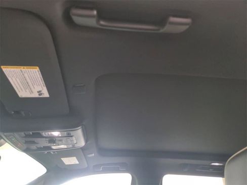 Certified 2024 GMC Yukon SLT w/ SLT Luxury Package image 21