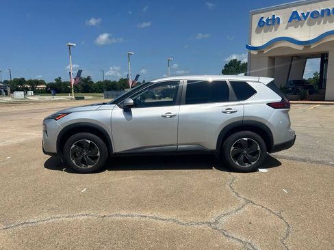 Used 2024 Nissan Rogue SV FWD image 8