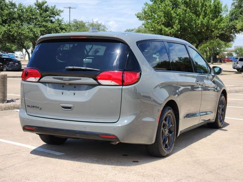Used 2020 Chrysler Pacifica Touring w/ S Appearance Package FWD image 6