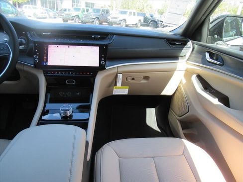 New 2026 Jeep Grand Cherokee Limited w/ Luxury Tech Group II RWD image 13
