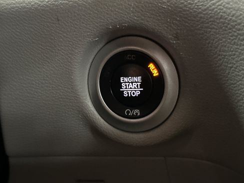 Used 2023 Chrysler Pacifica Touring-L FWD image 22