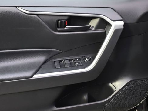 Used 2022 Toyota RAV4 LE image 22