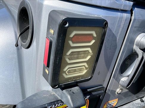 Used 2018 Jeep Wrangler Sahara w/ Connectivity Group AWD/4WD image 25