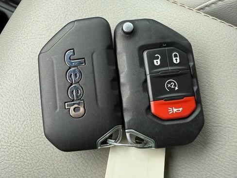 Used 2021 Jeep Wrangler Unlimited Sahara AWD/4WD image 15