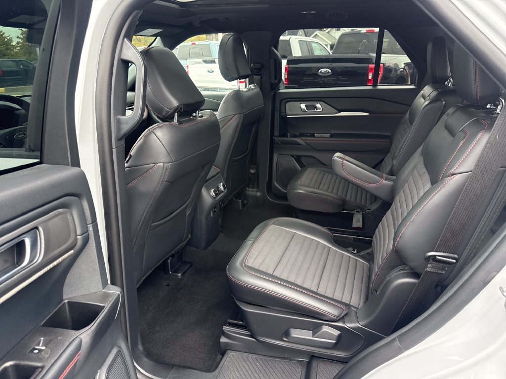 Used 2026 Ford Explorer ST-Line w/ ST-Line Street Pack AWD/4WD image 16