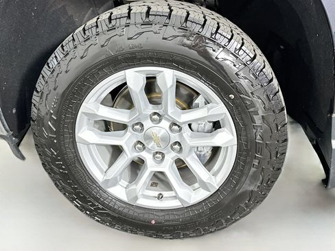 Used 2022 Chevrolet Silverado 1500 LT w/ Z71 Off-Road Package AWD/4WD image 32