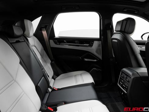 Used 2025 Porsche Cayenne Turbo image 40