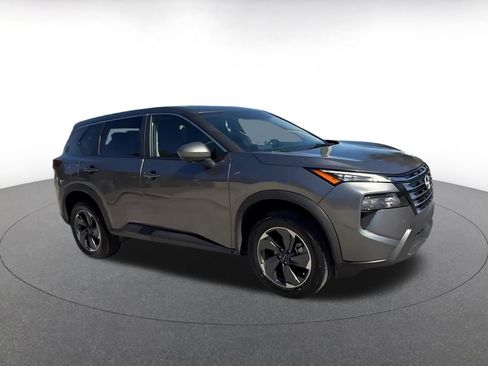 Used 2025 Nissan Rogue SV image 2