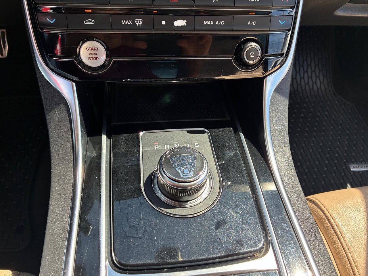 Used 2019 Jaguar XE Premium RWD image 15