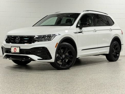 Used 2023 Volkswagen Tiguan SE R-Line AWD/4WD image 2