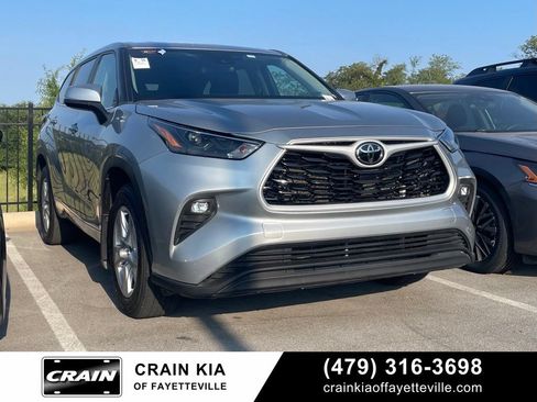 Used 2024 Toyota Highlander LE AWD/4WD image 1