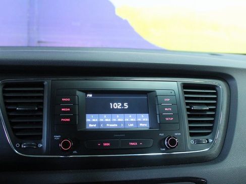 Used 2018 Kia Sedona L image 17