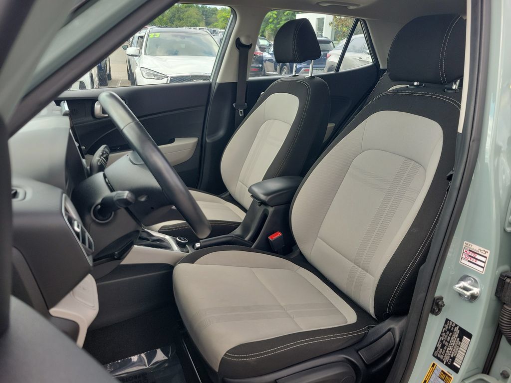 Used 2025 Hyundai Venue SEL FWD image 15