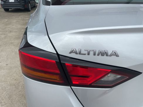 Used 2024 Nissan Altima 2.5 SV FWD image 12