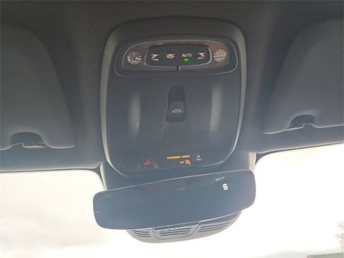 Used 2019 Volvo XC40 T5 Momentum image 23