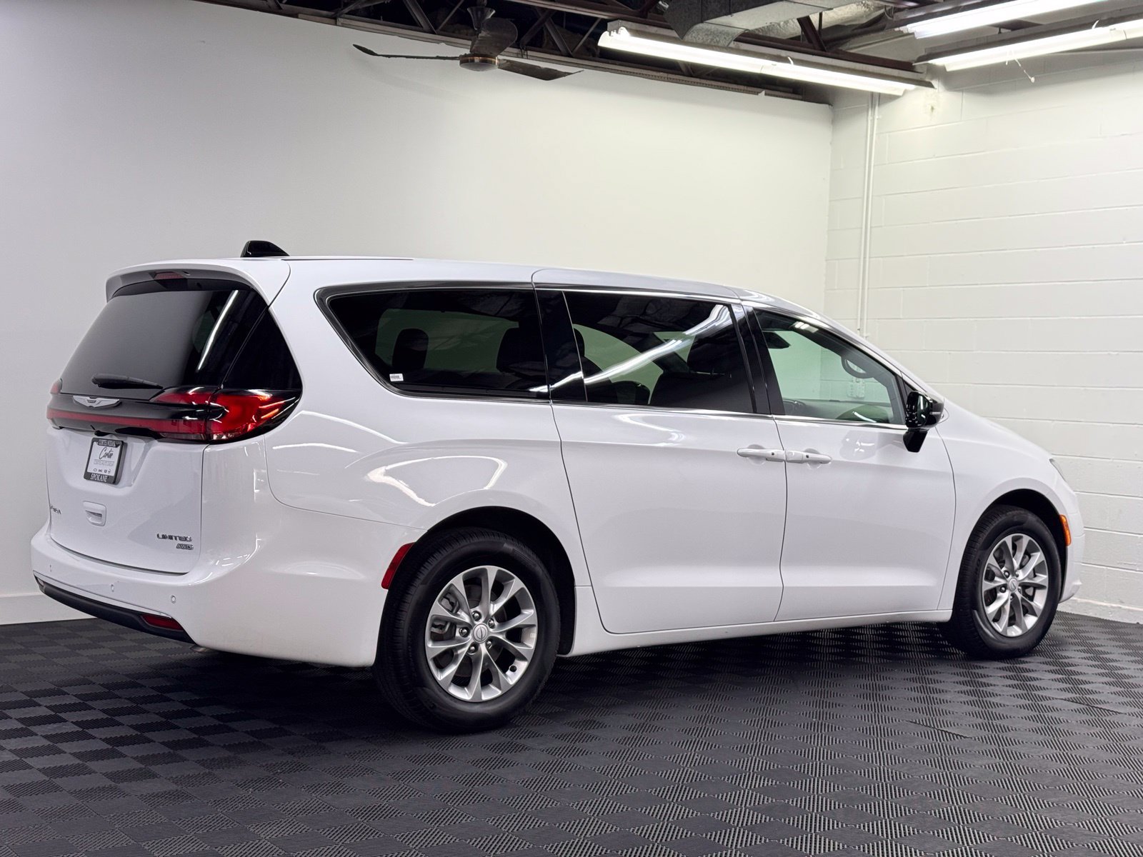 Used 2026 Chrysler Pacifica Limited AWD/4WD image 2