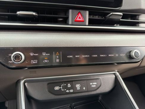 Used 2025 Kia Carnival EX FWD image 12