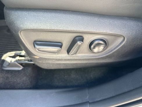 Used 2025 Toyota Highlander XLE image 16