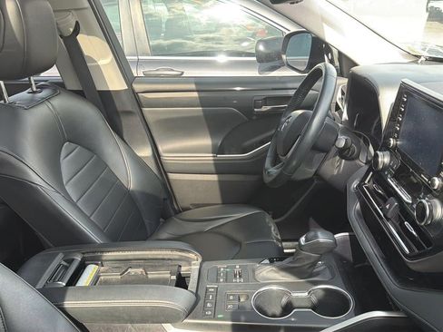 Used 2022 Toyota Highlander XLE AWD/4WD image 11