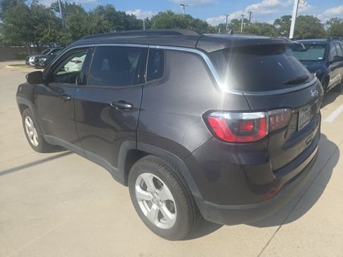 Used 2018 Jeep Compass Latitude w/ Popular Equipment Group FWD image 4