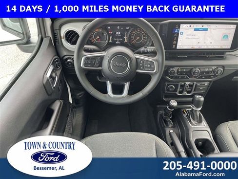 Used 2025 Jeep Wrangler Sahara image 14