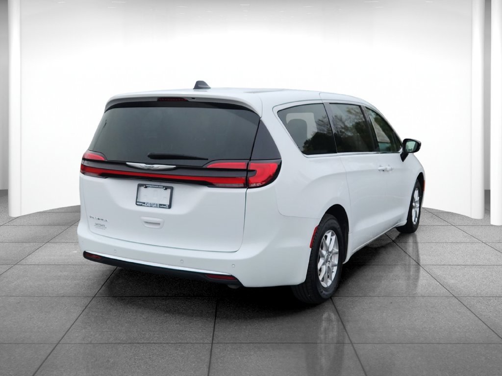 Used 2025 Chrysler Pacifica Select FWD image 8