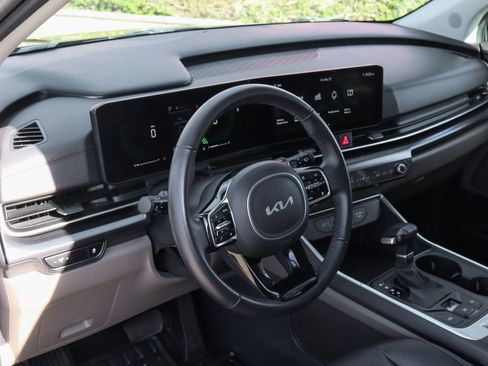 Used 2025 Kia Carnival image 20