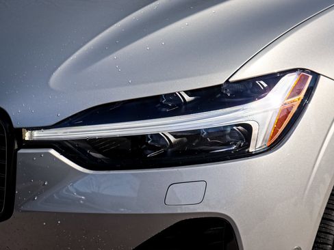 Used 2025 Volvo XC60 B5 Plus image 6