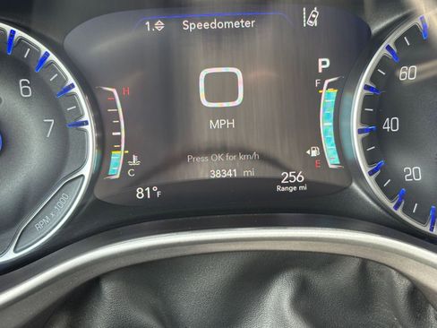 Used 2025 Chrysler Pacifica Select image 43