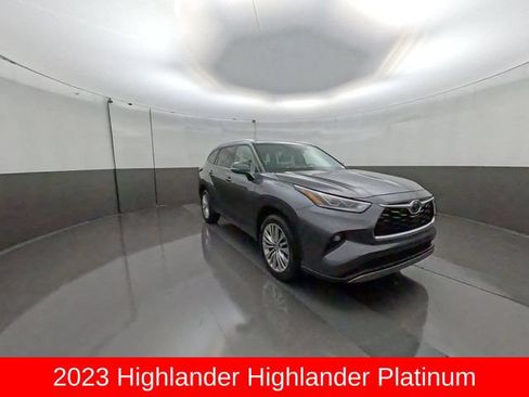 Used 2023 Toyota Highlander Platinum FWD image 1