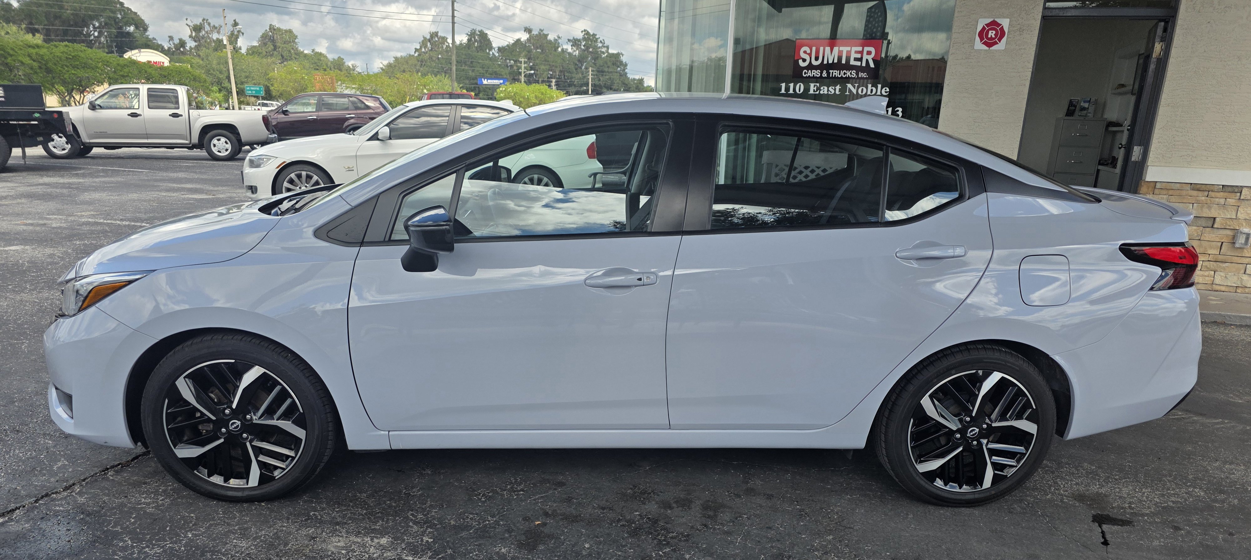 Used 2024 Nissan Versa SR FWD image 3
