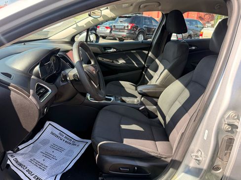 Used 2017 Chevrolet Cruze LT w/ Convenience Package FWD image 9