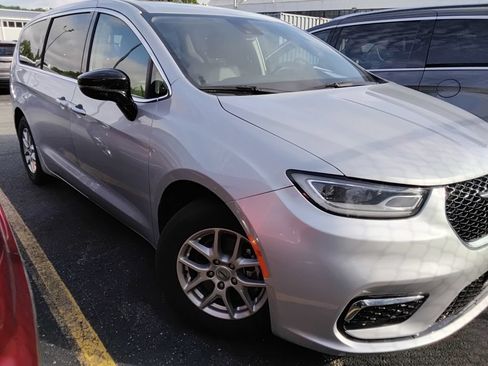 Used 2024 Chrysler Pacifica Touring-L FWD image 3