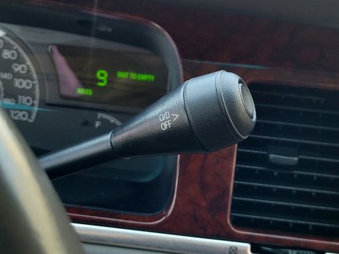 Used 2003 Lincoln Town Car Executive image 18