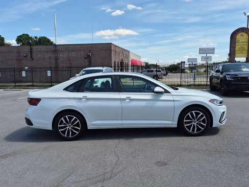 Used 2026 Volkswagen Jetta SE FWD image 2
