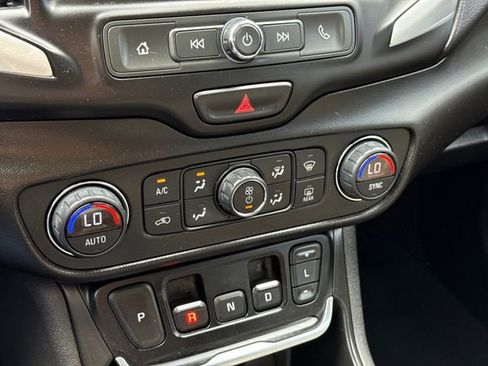 Used 2020 GMC Terrain SLE w/ Driver Convenience Package FWD image 26